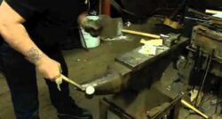 Cómo encender un cigarro con un martillo