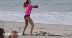 Así calienta la surfista Anastasia Ashley antes de Surfear