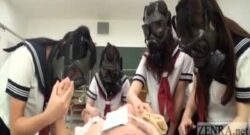 Colegialas japonesas juegan con la polla de sus compañeros