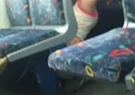 Chica lesbiana le come el coño a su novia en el tren