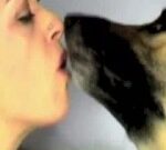 Besos con lengua con su perro