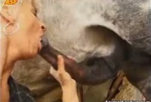 La abuela viuda prueba a tener sexo con animales grandes