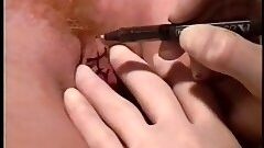 Pelirroja se hace un piercing en su vagina