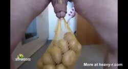 Se cuelga cinco kilos de patatas de los huevos