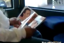 Pervertido goza de una revista porno en el autobus