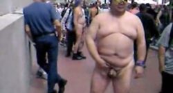 Gordo Gay desnudo y en tacones