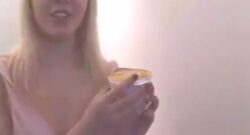 Chica bebe una sopa de pipí