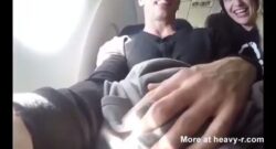 Le chupa a su novio la polla en un avión