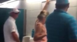 Mujer borracha meando en un urinario para hombres