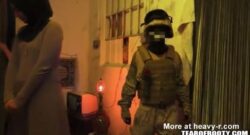 Soldados visitan una casa de putas en Afganistán