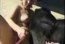 Perra cachonda se masturba al lado del mono