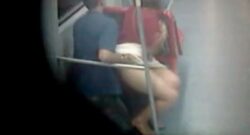 Joven pareja sexo en un vagón del metro
