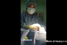 Anestesista masturba la polla en un quirófano