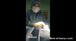 Anestesista masturba la polla en un quirófano