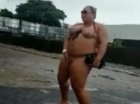 Perra gorda brasileña se masturba en la calle