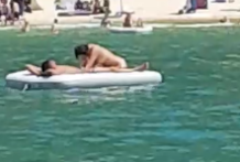 El cabrón durmiendo y su mujer hinchando la barca