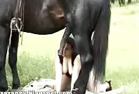 Moza gorda se la chupa a un caballo al aire libre
